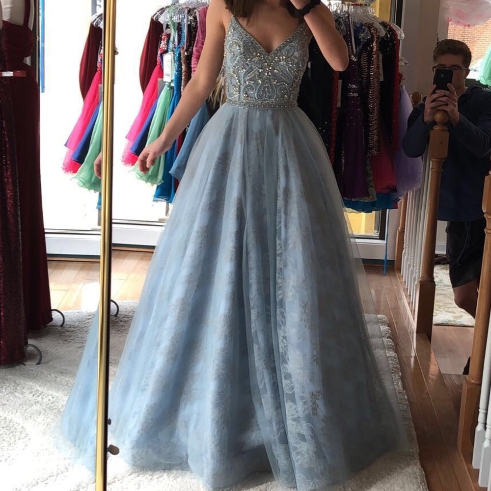 BEAUTIFUL Cinderella like prom dress!